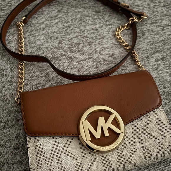 NWOT Michael Kors Hudson Vanilla Crossbody Adjustable Handbag w/Lots of Features - Picture 4 of 14